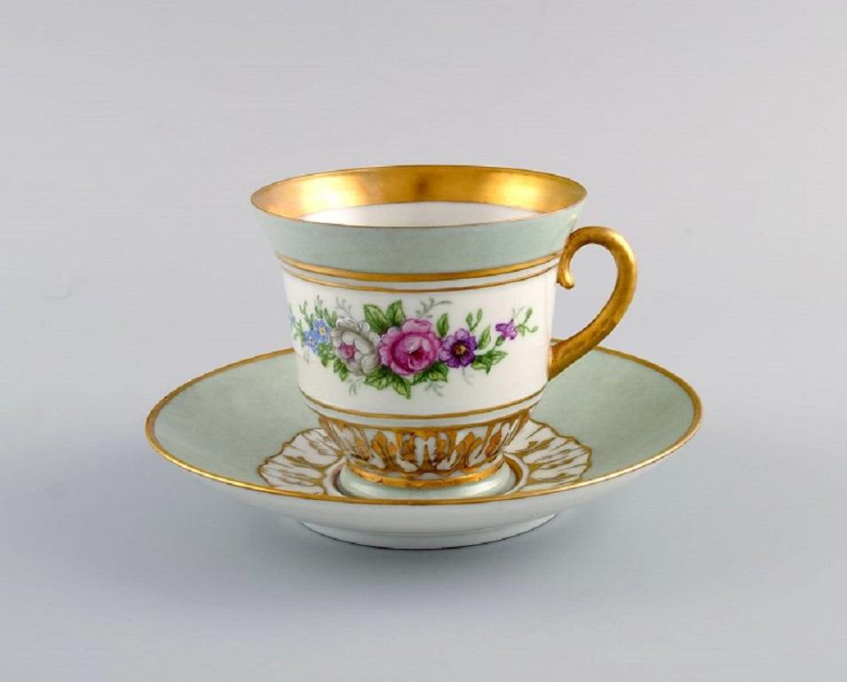 Bing & Grøndahl coffee service for four people. 
Flowers and gold decoration on light green background. 1960s.
The cup measures: 8.7 x 8 cm.
Saucer diameter: 15 cm.
Plate diameter: 16 cm.
In excellent condition.
Stamped.
2nd Factory quality.