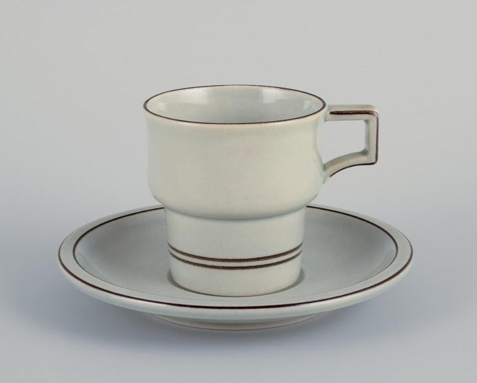 Bing & Grøndahl Colombie. 
Quatre paires de tasses à café en grès, ainsi qu'un sucrier et un crémier.
Depuis les années 1970.
Modèle : 305.
Marqué.
En parfait état.
Première qualité d'usine.
Tasse : Hauteur 7,5 cm. x Diamètre 7,5 cm. sans