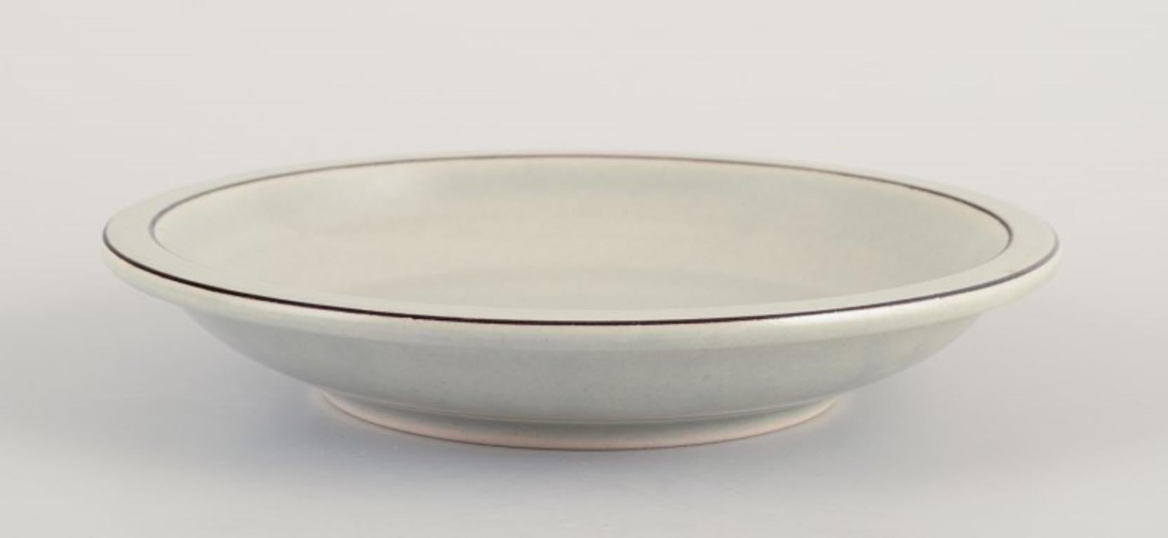 Bing & Grøndahl Colombie. Un ensemble de sept assiettes creuses en grès.
Depuis les années 1970.
Modèle : 322.
Marqué.
En parfait état.
Première qualité d'usine.
Dimensions : Diamètre 20,0 cm. x Hauteur 3,5 cm.