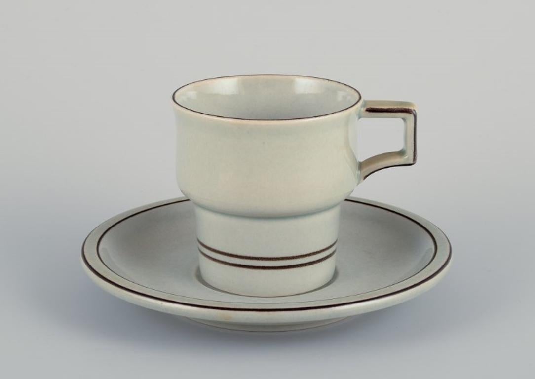 Bing & Grøndahl Kolumbien. Sechs Paar Kaffeebecher aus Steingut.
Aus den 1970er Jahren.
Modell: 305.
Markiert.
In perfektem Zustand.
Erste Fabrikqualität.
Tasse: Höhe 7,5 cm. x Durchmesser 7,5 cm. ohne Henkel.
Untertasse: Durchmesser 15.0 cm.