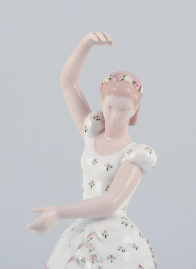 Bing & Grøndahl, Columbine porcelain figurine. Approx. 1930 In Excellent Condition For Sale In Copenhagen, DK