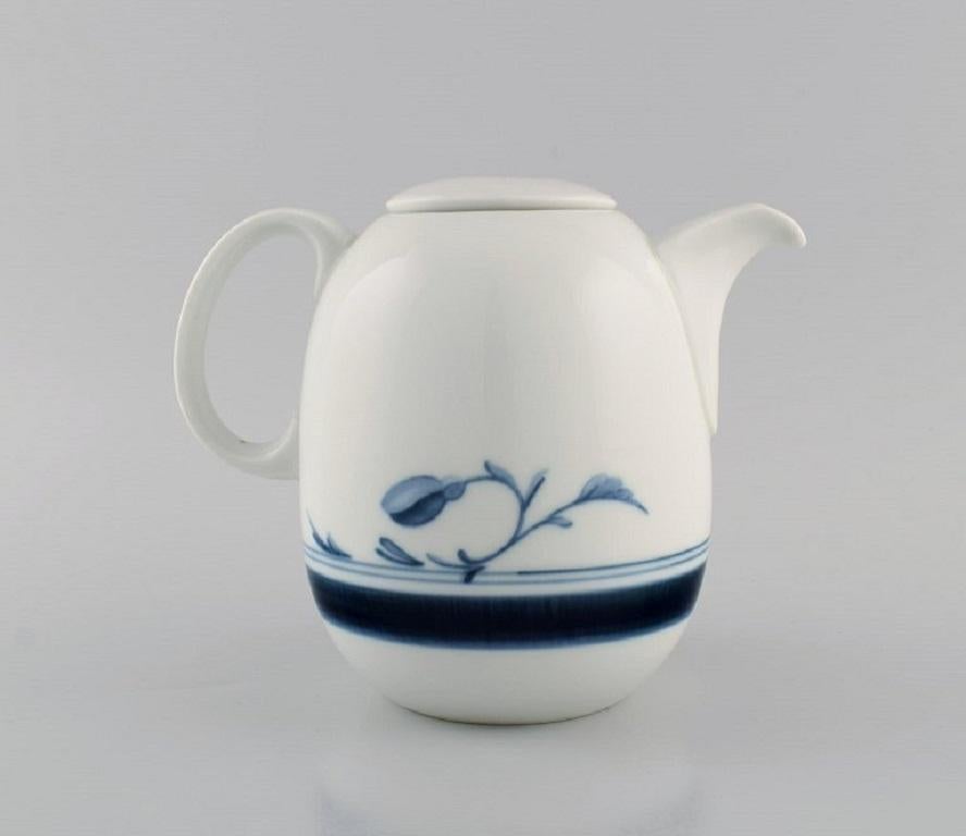 Cafetera Bing & Grøndahl Corinth. 1970s. 
Model No. 301.
Medidas: 19 x 15 cm.
En excelente estado.
Sellado.