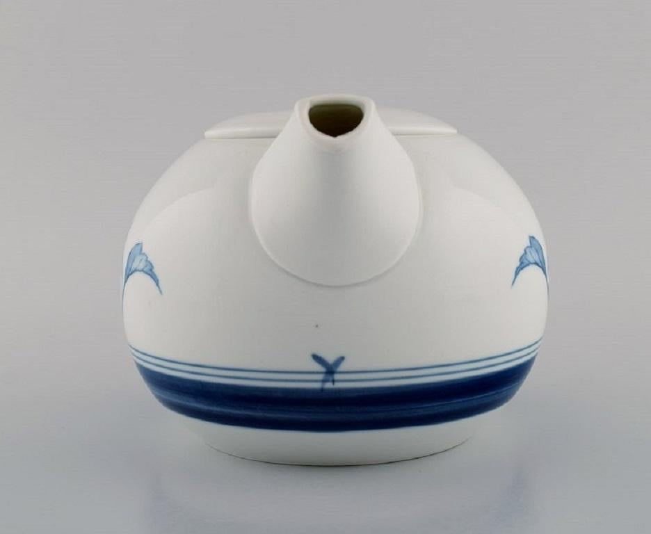 Bing & Grøndahl Corinth teapot in porcelain. 1970s.
Measures: 23 x 13 cm.
In excellent condition.
Stamped.
2nd factory quality.
Volume: 1 liter.