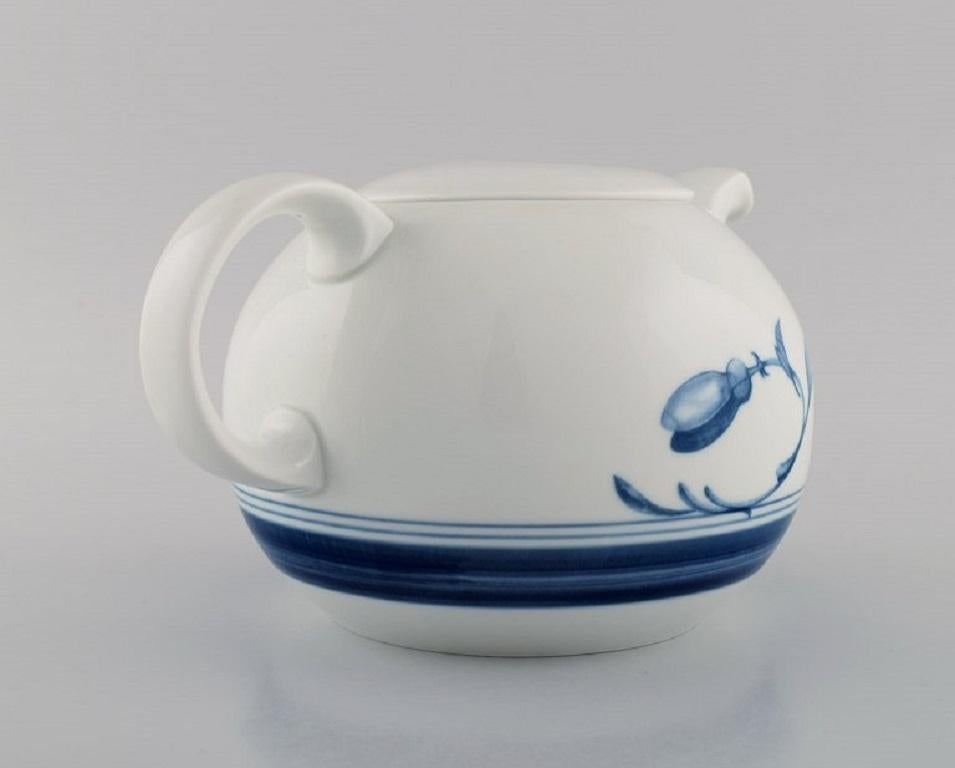 Scandinavian Modern Bing & Grøndahl Corinth Teapot in Porcelain, 1970s For Sale