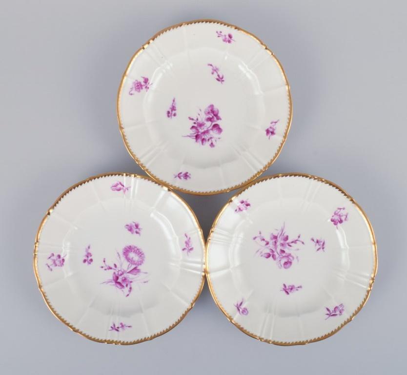 Bing & Grøndahl, Denmark. A set of twelve small plates with flower decorations In Excellent Condition For Sale In Copenhagen, DK