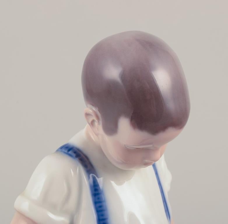 Bing & Grøndahl, Denmark. Porcelain figurine of a boy and crab. In Excellent Condition For Sale In Copenhagen, DK