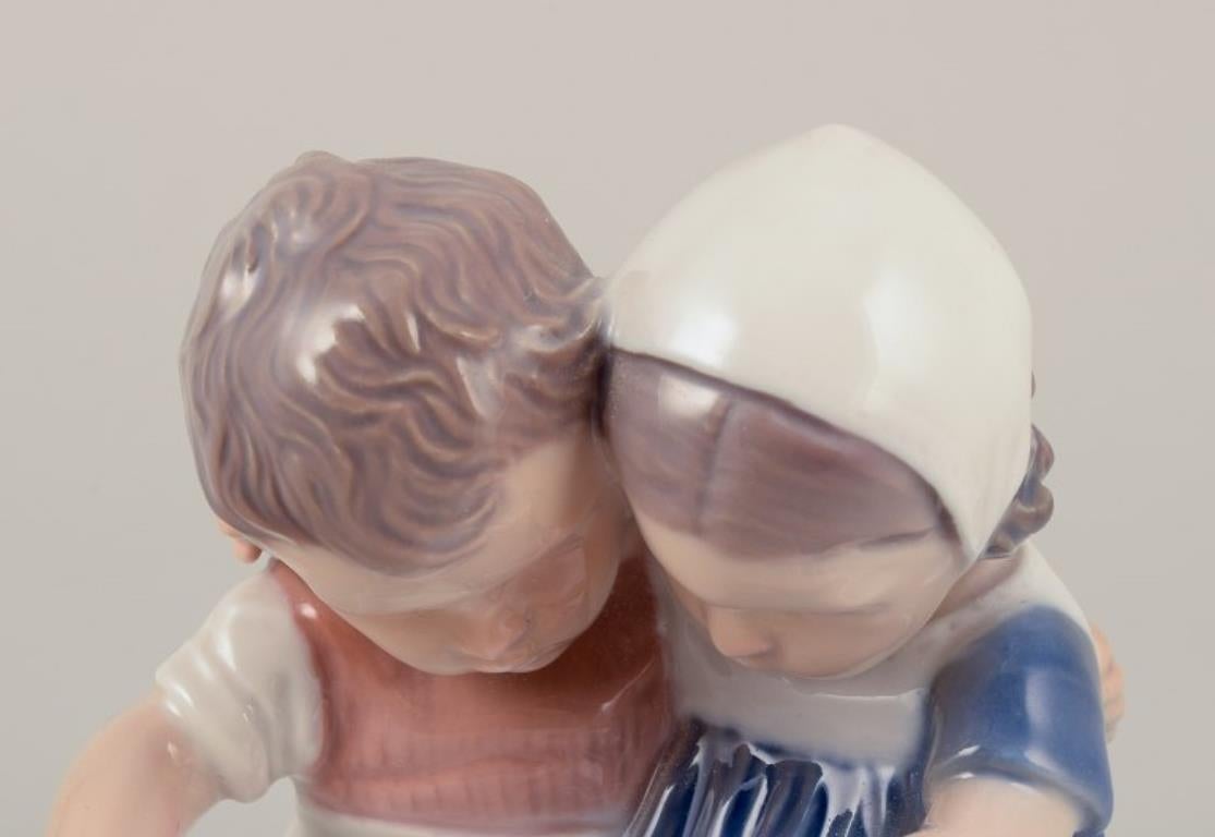 Smaltato Bing & Grøndahl, Danimarca. Statuetta in porcellana di bambini che leggono. in vendita