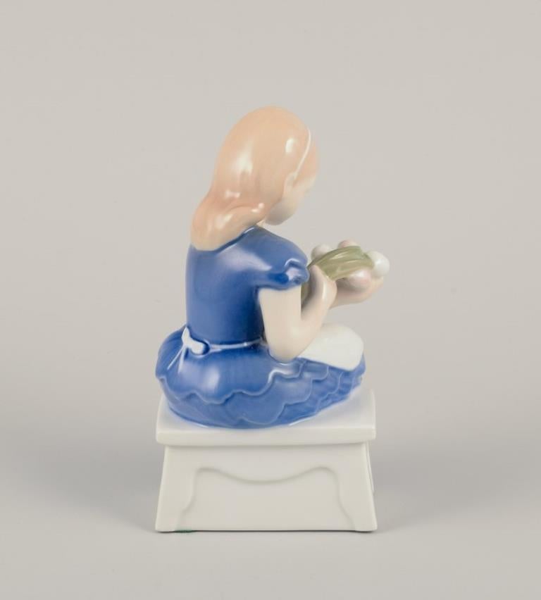 Smaltato Bing & Grøndahl, Danimarca. Statuetta in porcellana di ragazza seduta con fiori. in vendita