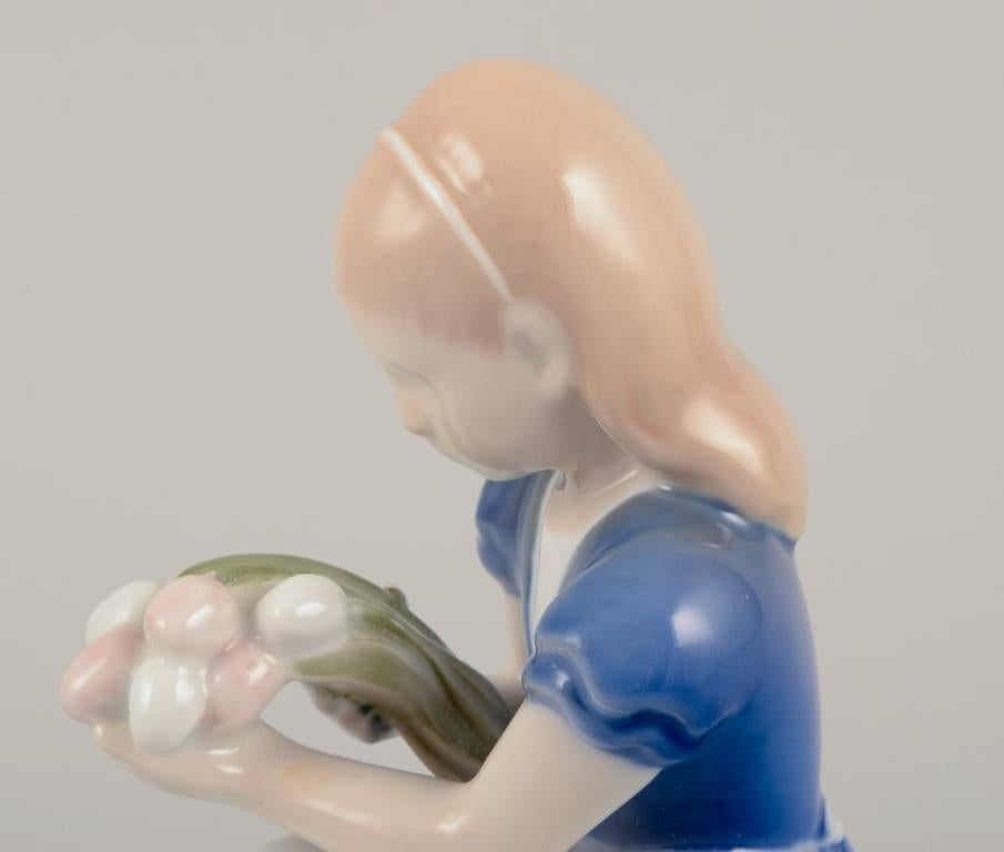 XX secolo Bing & Grøndahl, Danimarca. Statuetta in porcellana di ragazza seduta con fiori. in vendita