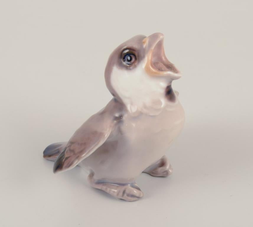 Danois Bing & Grøndahl, Danemark. Groupe en porcelaine composé de trois moineaux et d'un poussin. en vente