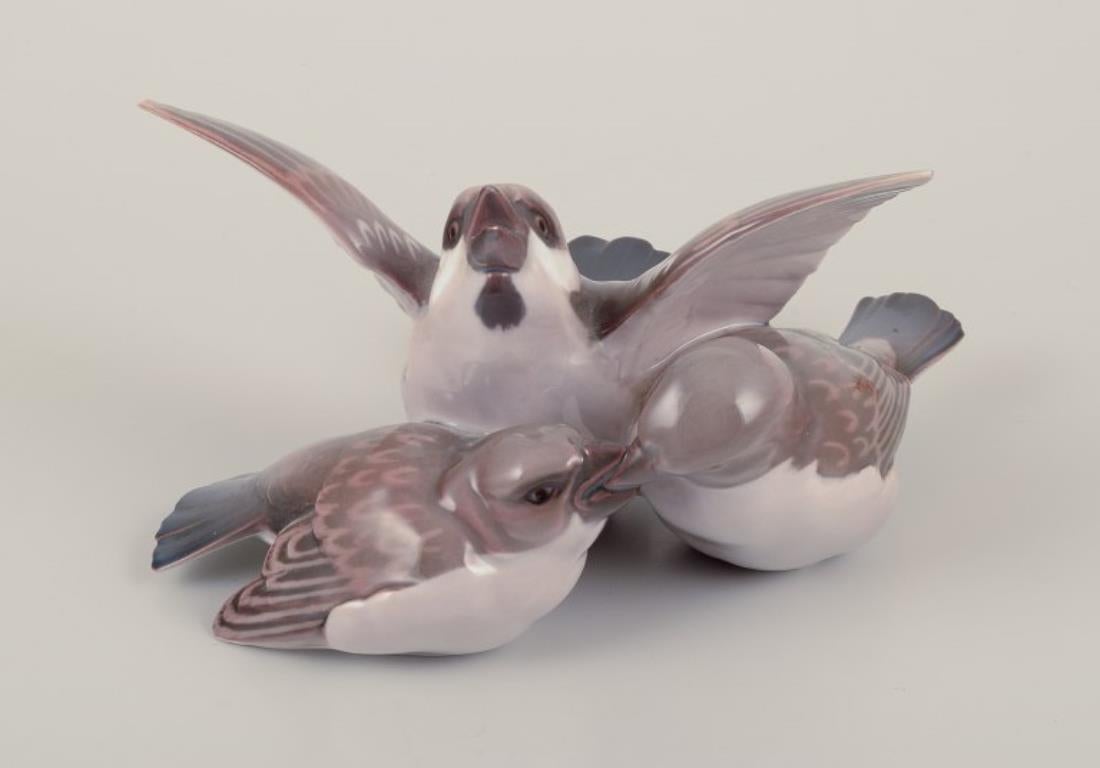Vernissé Bing & Grøndahl, Danemark. Groupe en porcelaine composé de trois moineaux et d'un poussin. en vente