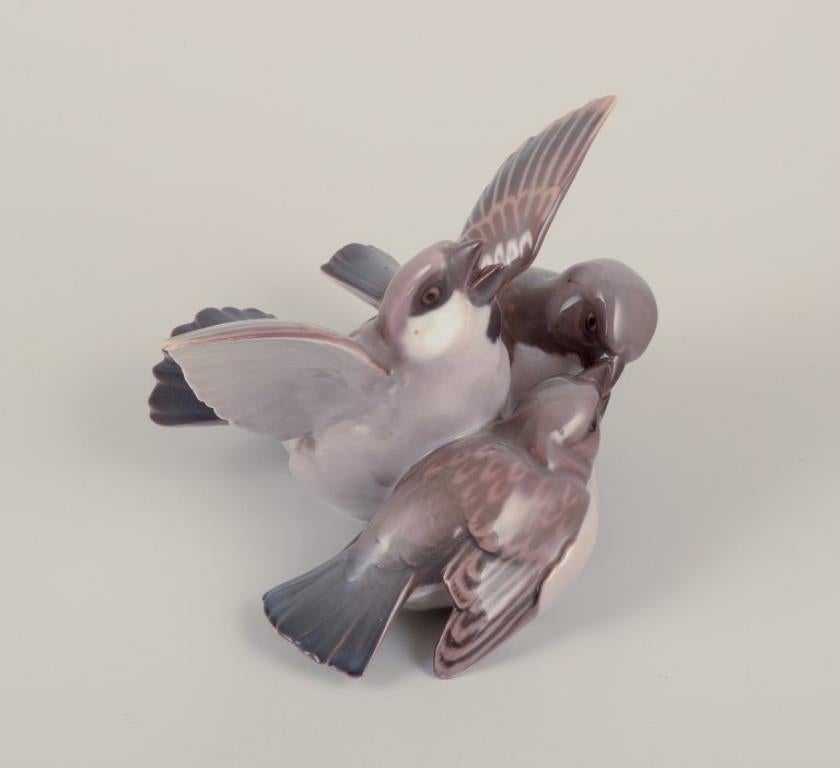 Bing & Grøndahl, Danemark. Groupe en porcelaine composé de trois moineaux et d'un poussin. Excellent état - En vente à Copenhagen, DK