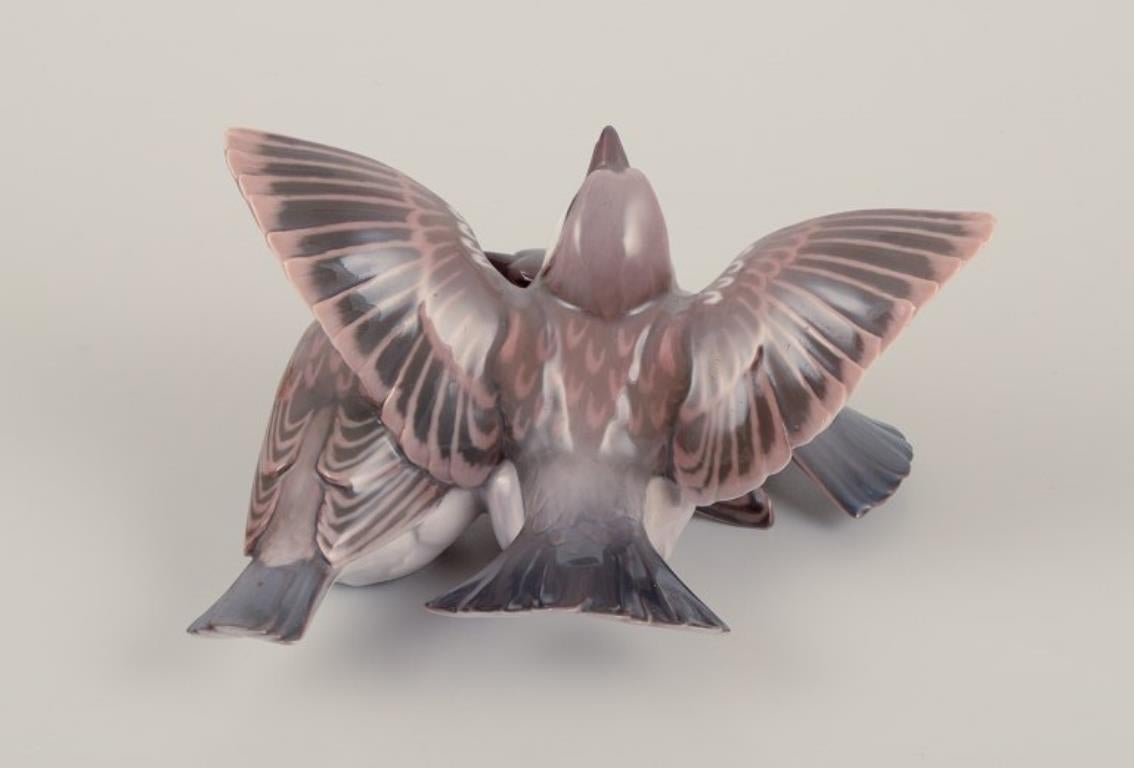 20ième siècle Bing & Grøndahl, Danemark. Groupe en porcelaine composé de trois moineaux et d'un poussin. en vente