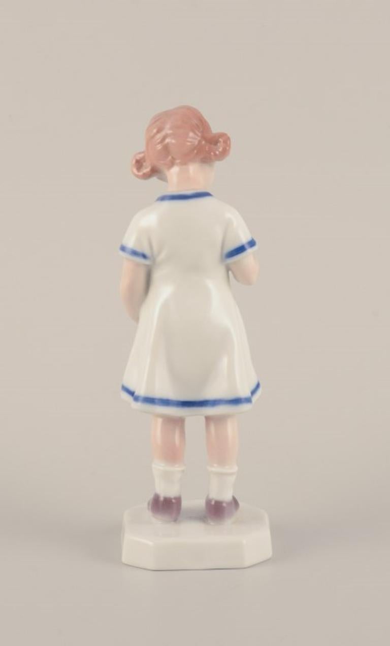 Vernissé Bing & Grøndahl, Danemark. Rare figurine en porcelaine. Jeune fille avec de la crème glacée.  en vente