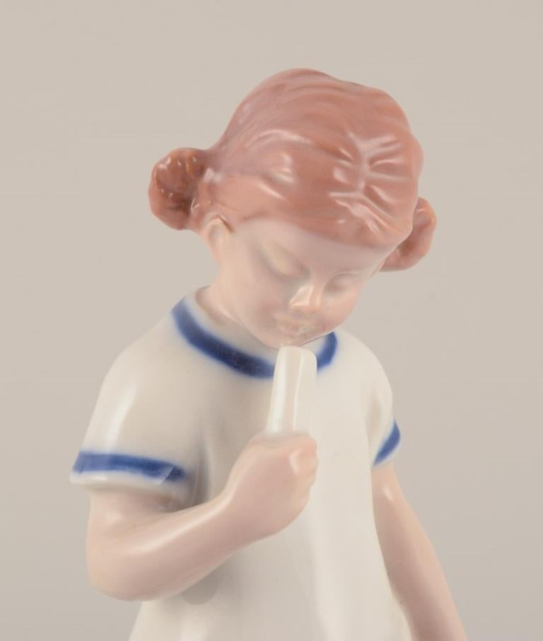Fin du 20e siècle Bing & Grøndahl, Danemark. Rare figurine en porcelaine. Jeune fille avec de la crème glacée.  en vente