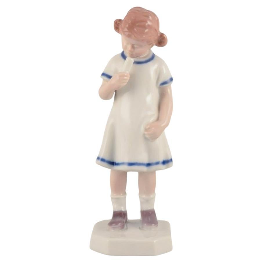 Bing & Grøndahl, Danemark. Rare figurine en porcelaine. Jeune fille avec de la crème glacée.  en vente