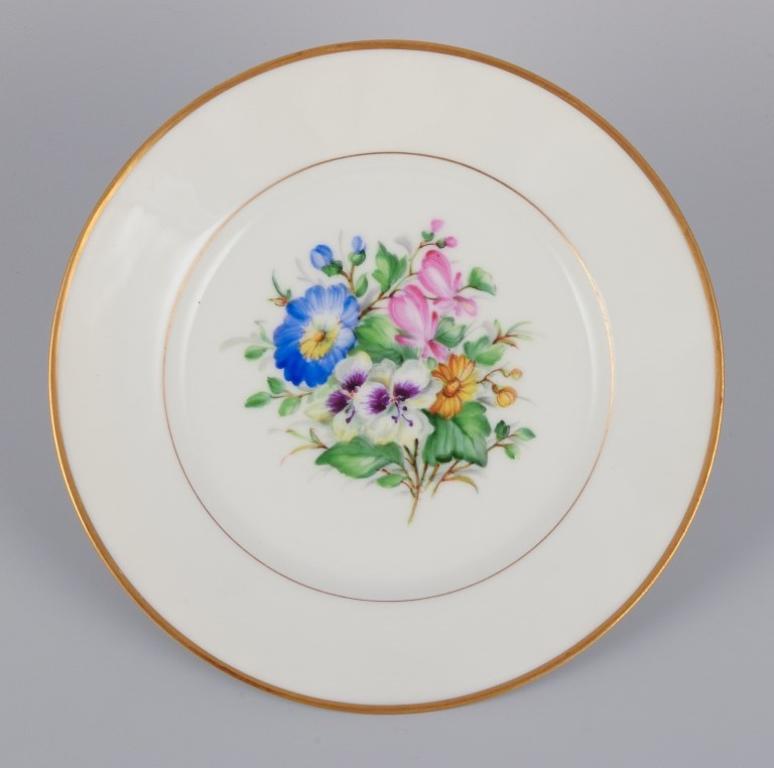 Bing & Grøndahl, Denmark. Set of five porcelain plates hand-painted with flowers In Excellent Condition For Sale In Copenhagen, DK