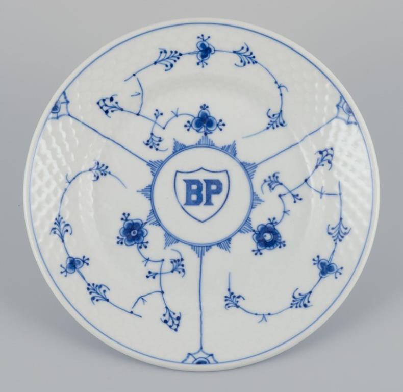 Bing & Grøndahl, Dinamarca.
Juego de cinco pequeños platos de almuerzo acanalados azules de porcelana de hotel/restaurante.
Patrón en espiga.
Varios logotipos, entre ellos 