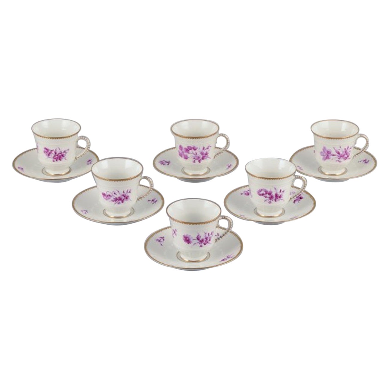 Bing & Grøndahl, Danimarca. Set di sei tazze e piattini da caffè, 1920 ca.