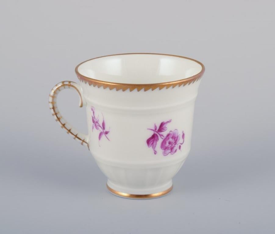 Inizio XX secolo Bing & Grøndahl, Danimarca. Set di sei tazze demitasse con piattini in porcellana. in vendita