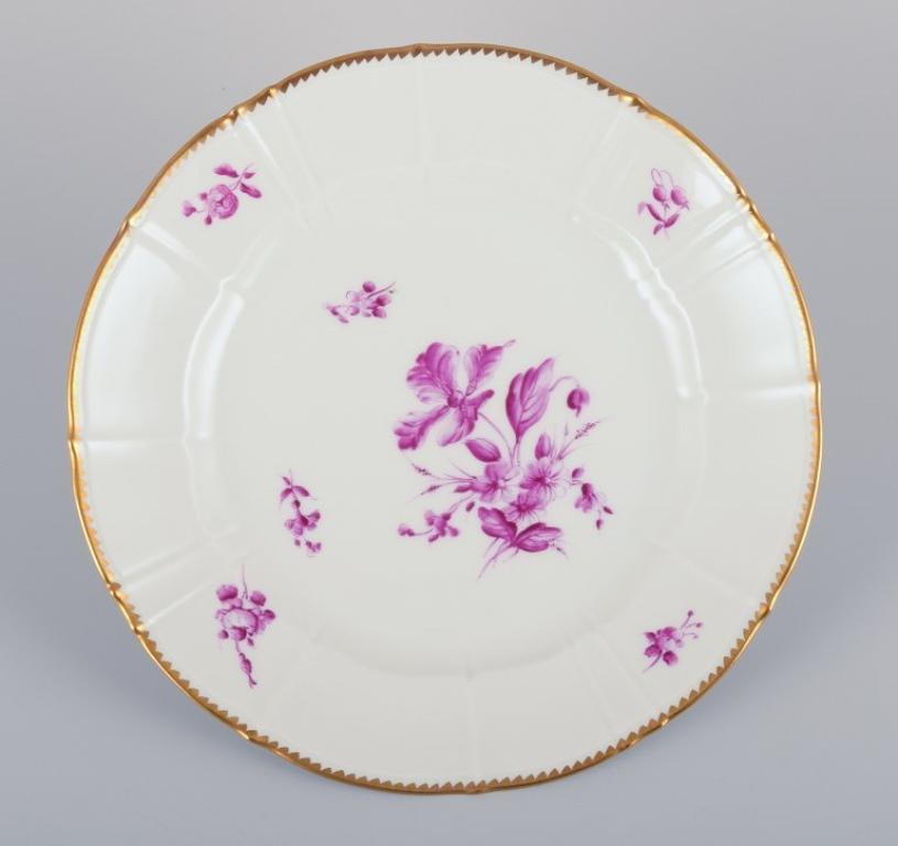 Bing & Grøndahl, Denmark. Set of six dinner plates with flower decorations In Excellent Condition For Sale In Copenhagen, DK