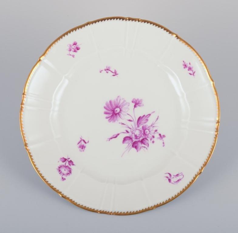Début du 20ème siècle Bing & Grøndahl, Danemark. Ensemble de six assiettes plates décorées de fleurs en vente