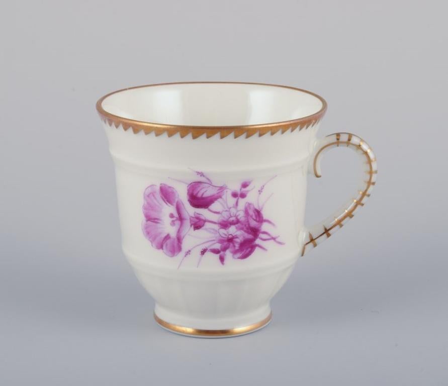 Bing & Grøndahl, Denmark. Six demitasse cups with saucers in porcelain. 1920s In Excellent Condition For Sale In Copenhagen, DK