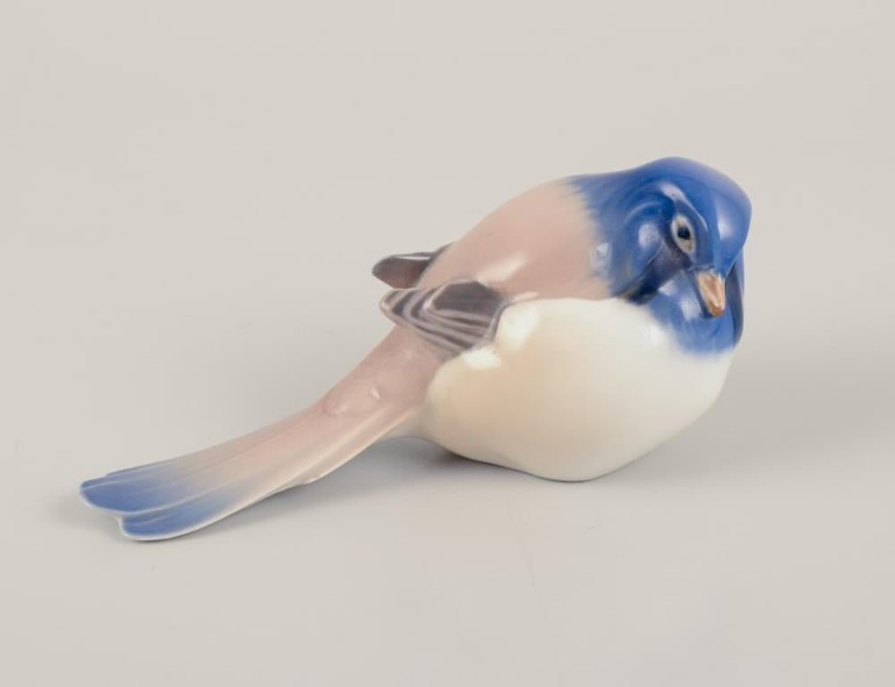 Glazed Bing & Grøndahl, Denmark. Two porcelain figurines of birds. Ca 1930s For Sale