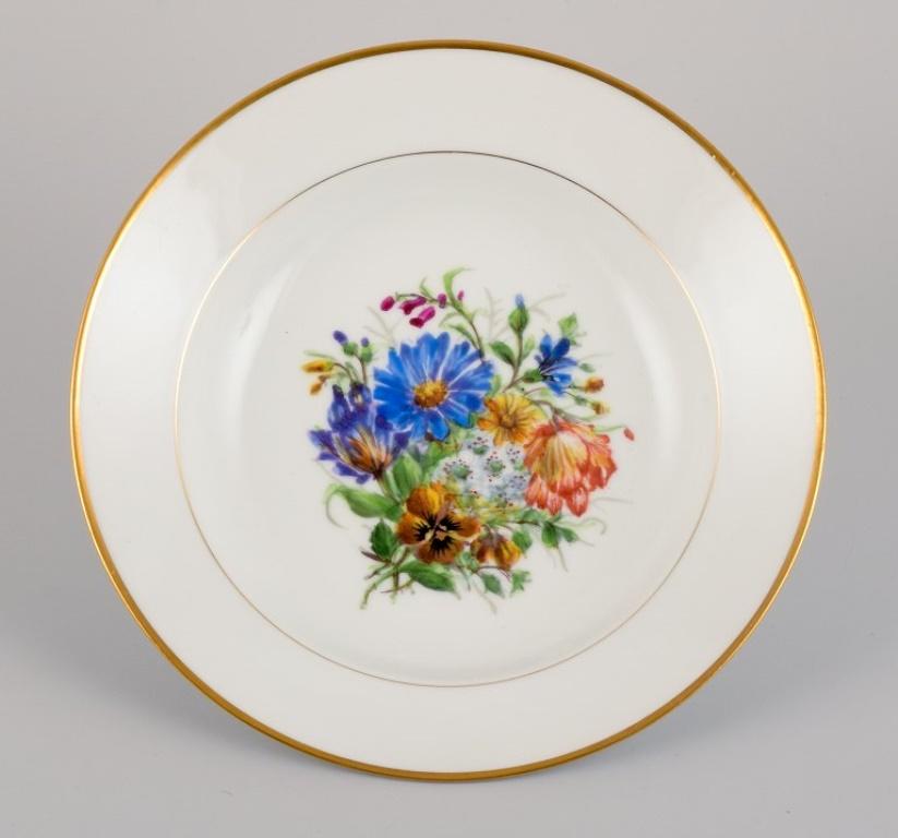 Bing & Grøndahl, eight deep plates in porcelain hand-painted with polychrome flowers and gold decoration.
1920/30s.
In excellent condition.
Marked.
First factory quality.
Dimensions: D 24.0 cm. x H 4.5 cm.

