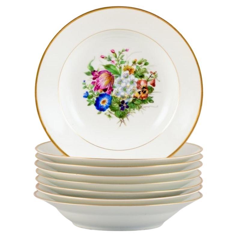 Bing & Grøndahl, acht tiefe Teller aus Porzellan, handbemalt mit Blumen im Angebot
