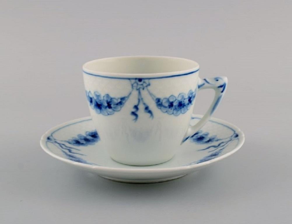 Bing & Grøndahl Empire coffee service for four people.
Consisting of four coffee cups (102 and 305) and four plates (28A).
The coffee cup measures: 7.7 x 6.5 cm.
Saucer diameter: 14 cm.
Plate diameter: 15 cm.
In excellent