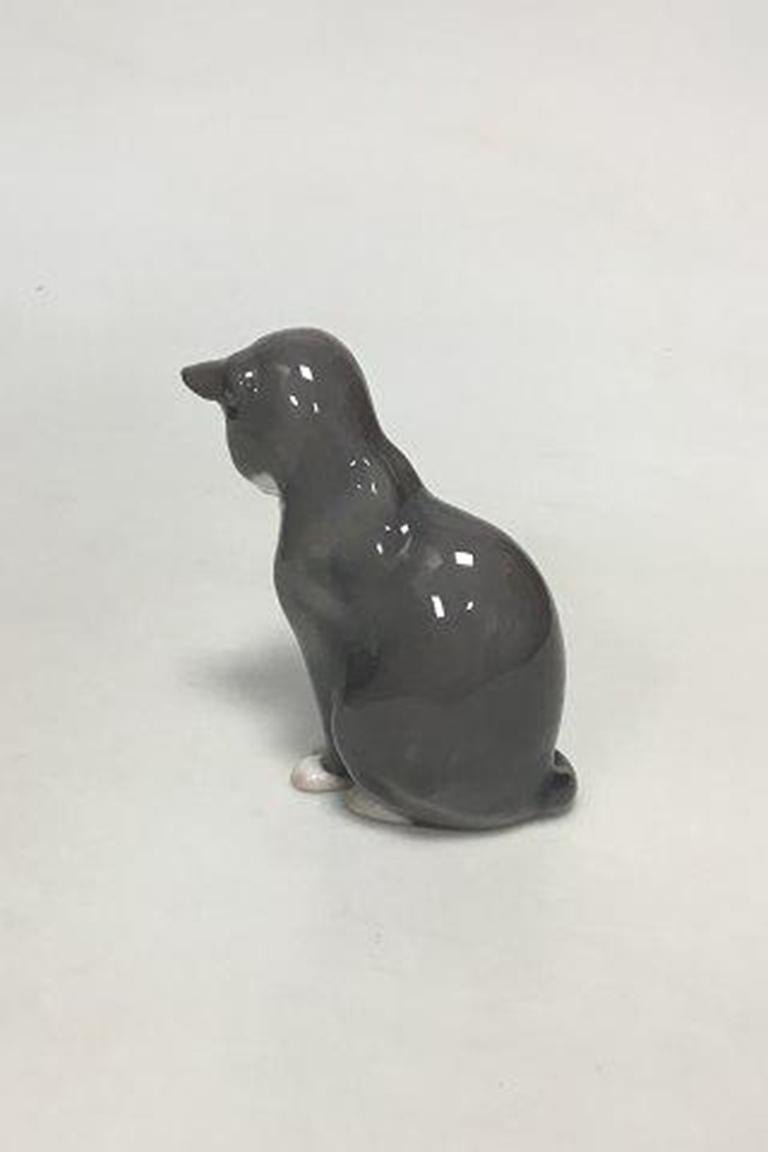 Bing & Grøndahl Figur einer stehenden Katze Nr. 1876.

Maße 12,5cm / 4.92