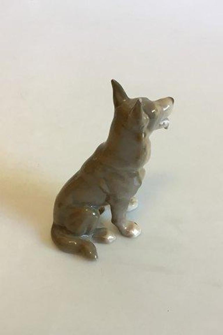 Bing & Grøndahl Figurine of german shepard no 2197. Little Glaze flaw on one paw.

Measures 9 cm / 3 35/64 in.
 