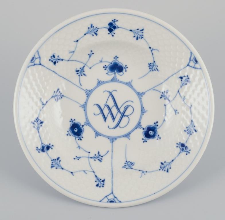 Bing & Grøndahl, Denmark.
A set of five Blue Fluted deep plates in hotel/restaurant porcelain.
Herringbone pattern.
Various logos, including 