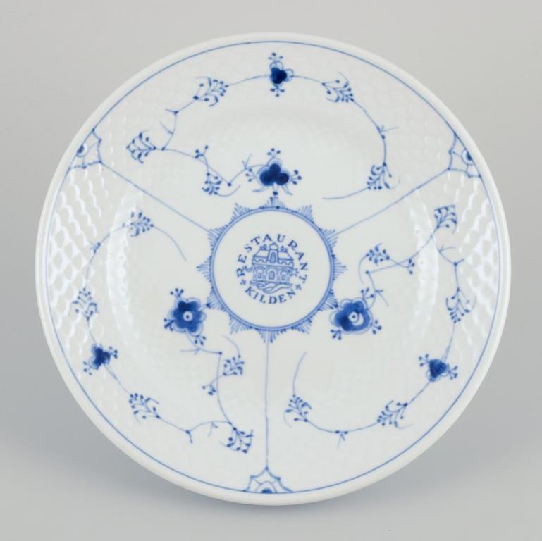 Bing & Grøndahl, Denmark.
A set of five Blue Fluted dinner plates in hotel/restaurant porcelain.
Herringbone pattern.
Various logos, including 
