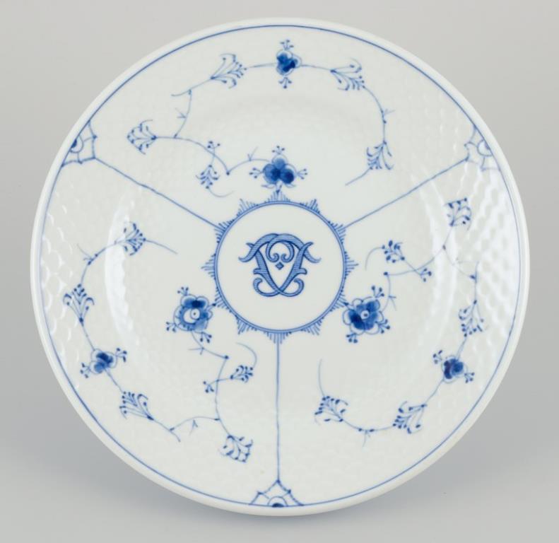 Mid-20th Century Bing & Grøndahl. Five Blue Fluted dinner plates. Hotel/restaurant porcelain.