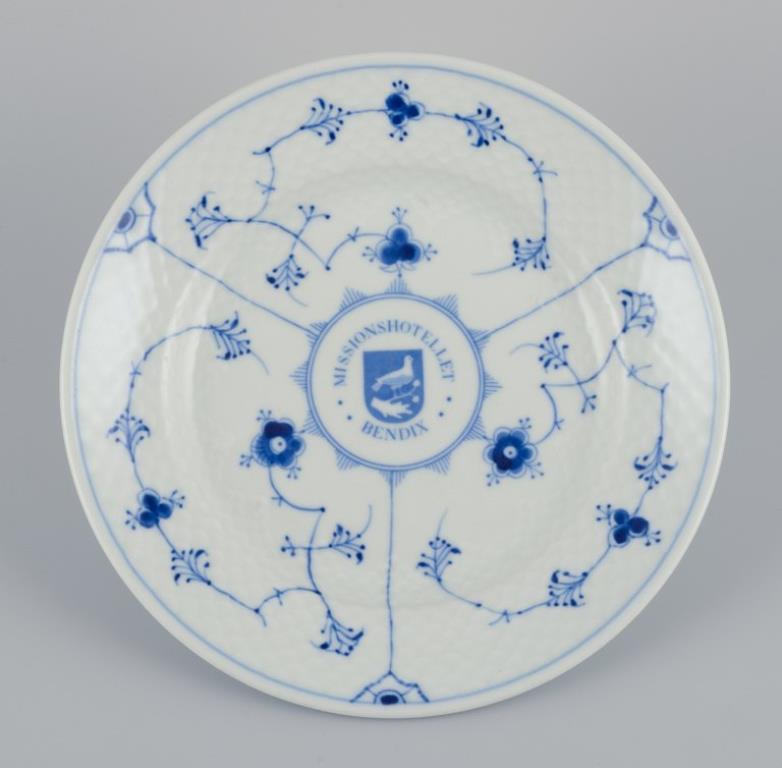 Bing & Grøndahl, Dinamarca.
Juego de cinco pequeños platos de almuerzo acanalados azules de porcelana de hotel/restaurante.
Patrón en espiga.
Varios logotipos, entre ellos 