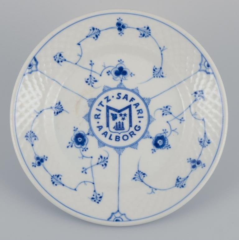 Bing & Grøndahl. Cinco platos acanalados azules para el almuerzo. Porcelana de hotel/restaurante. mediados del siglo XX en venta