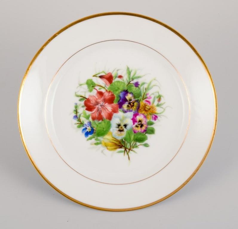 Bing & Grøndahl, cinq assiettes à déjeuner en porcelaine peintes à la main avec des fleurs polychromes et des décorations dorées.
Vers les années 1920/30.
En excellent état.
Marqué.
Première qualité d'usine.
Dimensions : D 20,0 cm.