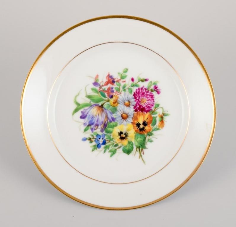 Danois Bing & Grøndahl, cinq assiettes à déjeuner en porcelaine peintes à la main avec des fleurs. en vente