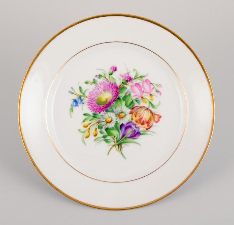 Peint à la main Bing & Grøndahl, cinq assiettes à déjeuner en porcelaine peintes à la main avec des fleurs. en vente