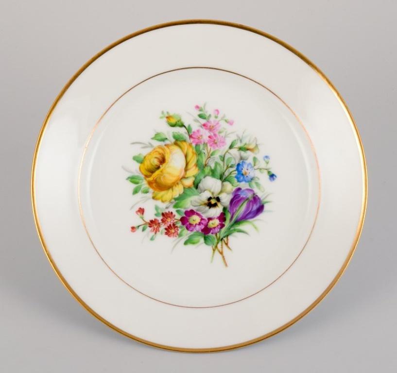 Début du 20ème siècle Bing & Grøndahl, cinq assiettes à déjeuner en porcelaine peintes à la main avec des fleurs. en vente