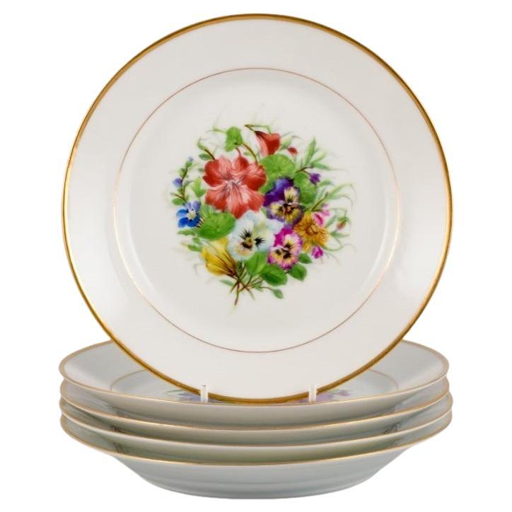 Bing & Grøndahl, cinq assiettes à déjeuner en porcelaine peintes à la main avec des fleurs. en vente