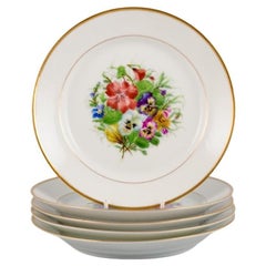 Bing & Grøndahl, cinq assiettes à déjeuner en porcelaine peintes à la main avec des fleurs.