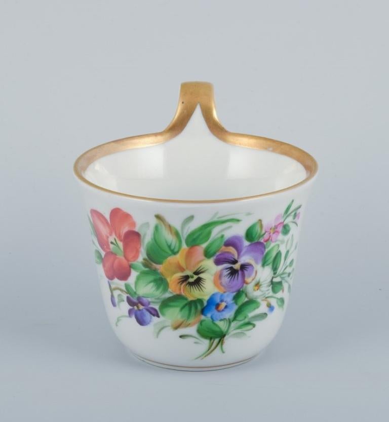 Bing & Grøndahl, un ensemble de quatre tasses à café antiques avec des poignées hautes et un couvercle.  les soucoupes. Peint à la main avec des décorations florales polychromes. 
Porcelaine de qualité supérieure.
De la fin du 19e siècle.
En parfait