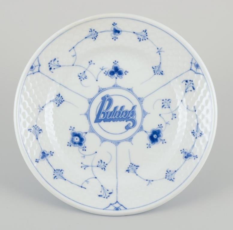 Bing & Grøndahl, Denmark.
A set of four Blue Fluted dinner plates in hotel/restaurant porcelain.
Herringbone pattern.
Various logos, including 