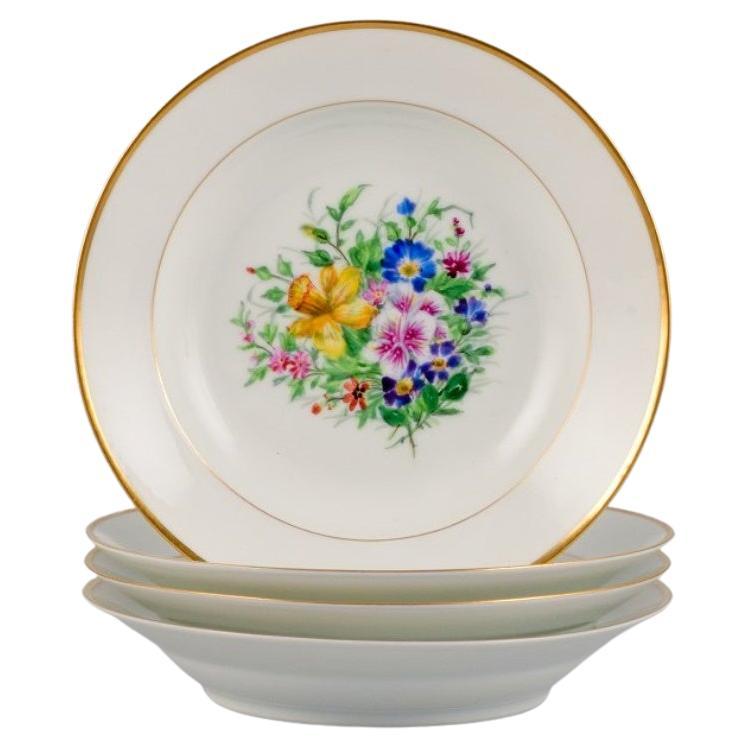 Bing & Grøndahl, cuatro platos hondos de porcelana pintados a mano con flores