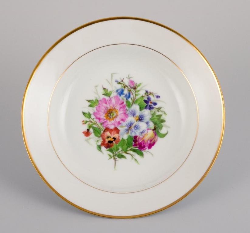 Bing & Grøndahl, cuatro platos hondos de porcelana pintada a mano con flores policromadas y decoración dorada.
1920/30s.
En excelente estado.
Marcado.
Primera calidad de fábrica.
Dimensiones: P 21,0 cm. x A 4,0 cm.
