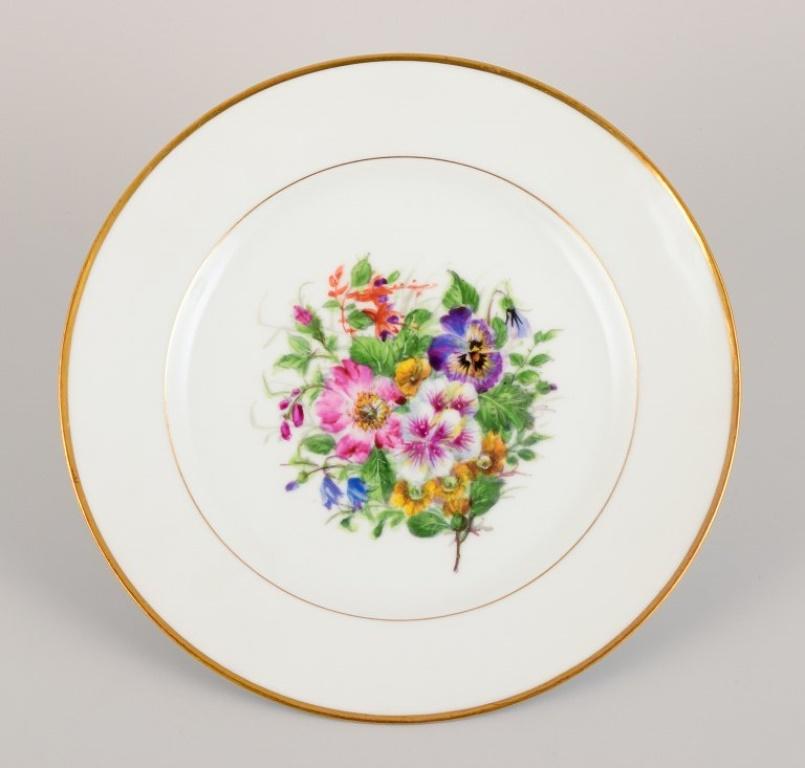 Bing & Grøndahl, four dinner plates in porcelain hand-painted with polychrome flowers and gold decoration.
Approx. 1920/30s.
In excellent condition.
Marked.
First factory quality.
Dimensions: D 24.0 cm.


