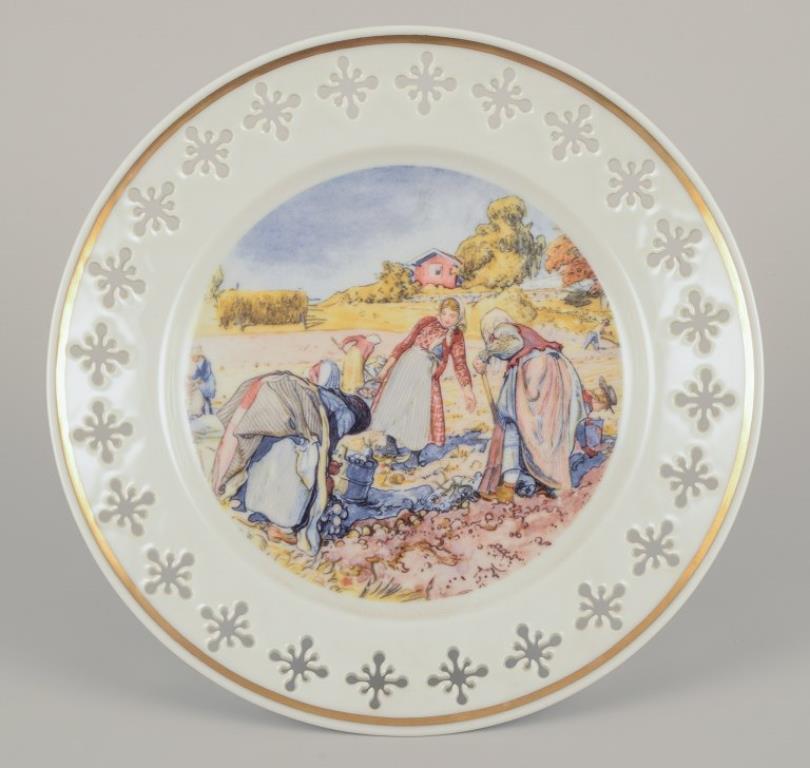 Dipinto a mano Bing & Grøndahl. Quattro piatti in porcellana con motivi tratti dai dipinti di Carl Larsson. in vendita
